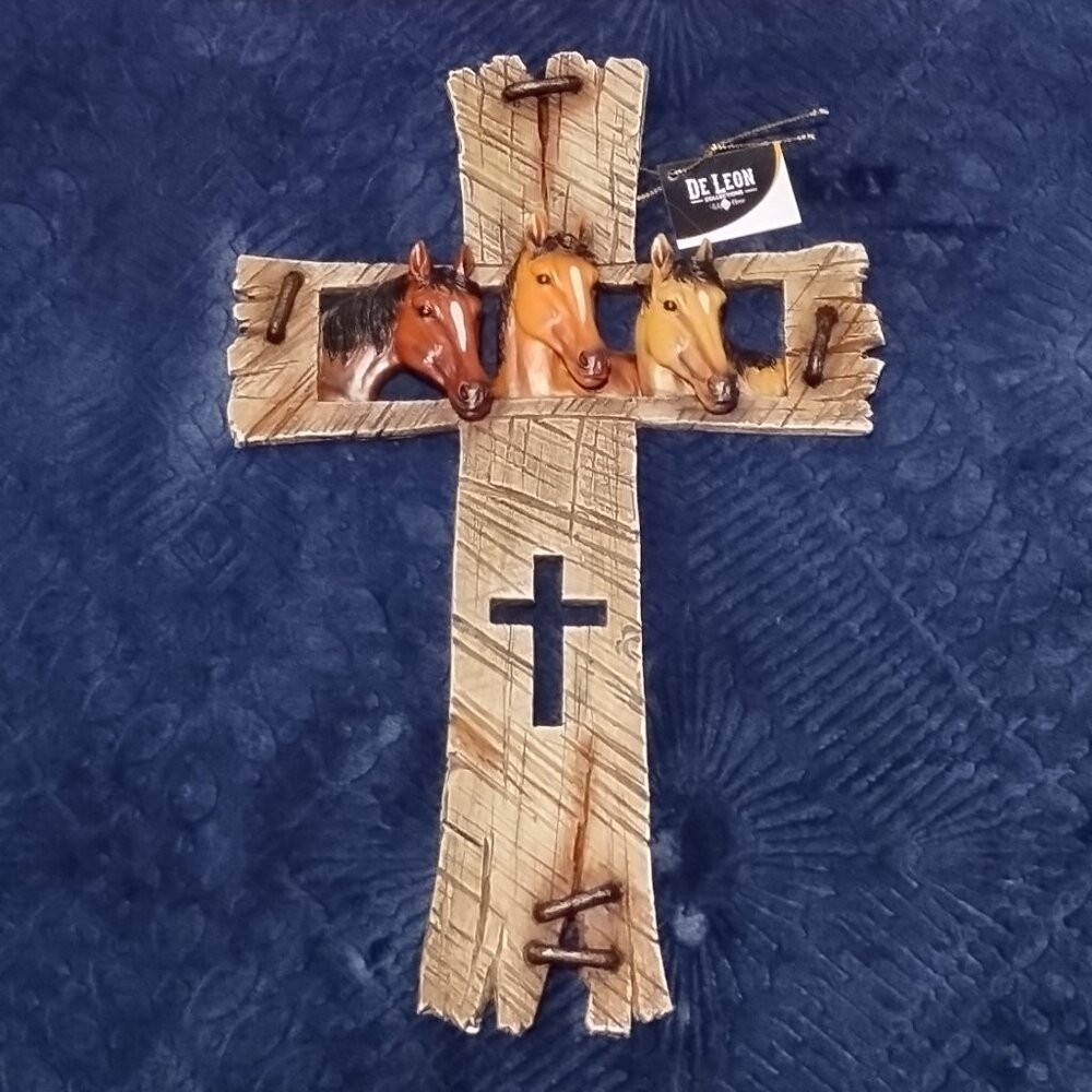 De Leon Three Horse Cross. NIB. BA22126.